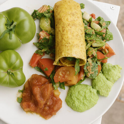 Mexikanischer Tomatensalat nach Maya-Art 1 Mexikanischer Tomatensalat mit Tomaten, Spinat und cremiger Sauce in einer Schüssel