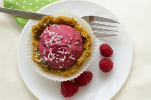 Rohkost Himbeer Cupcakes mit Cashewcreme und frischen Himbeeren