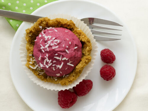 Rohkost Himbeer Cupcakes mit Cashewcreme und frischen Himbeeren