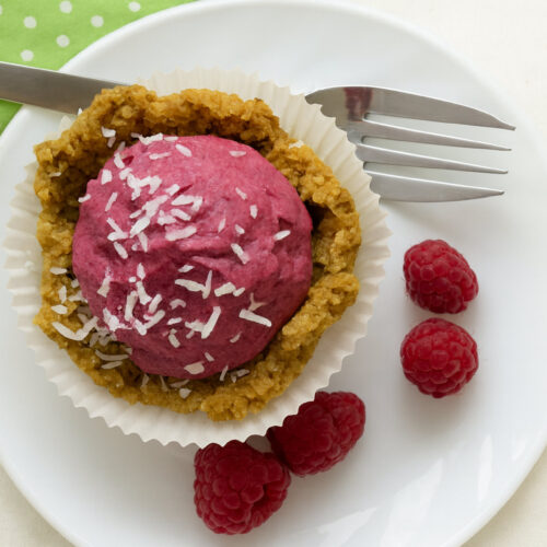 Rohkost Himbeer Cupcakes mit Cashewcreme und frischen Himbeeren
