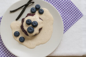 Heidelbeer-Pudding roh vegan mit Vanillesauce aus Macadamia