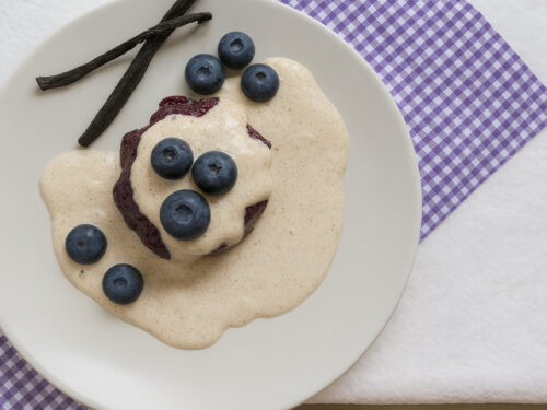 Kokos-Beeren-Müsli mit Buchweizen 2 Heidelbeer-Pudding roh vegan mit Vanillesauce aus Macadamia