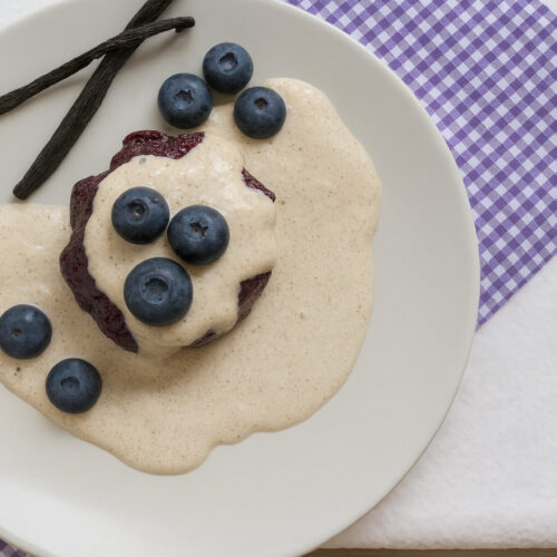 Heidelbeer-Pudding 1 Heidelbeer-Pudding roh vegan mit Vanillesauce aus Macadamia