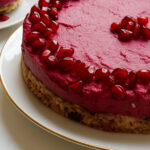 Red Diamond Cake mit pinker Creme und Granatapfelkernen