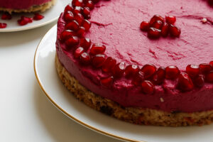 Red Diamond Cake mit pinker Creme und Granatapfelkernen