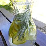 Bitter Lemon selber machen mit Wildkräutern: spritzig-herbes Sommergetränk mit Limette in der Karaffe