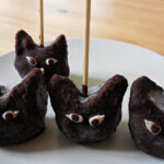 Halloween Rezept: Black Cat Cake Pops