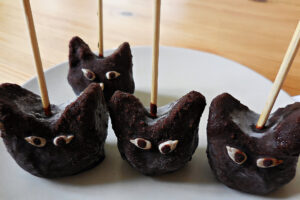 Halloween Rezept: Black Cat Cake Pops