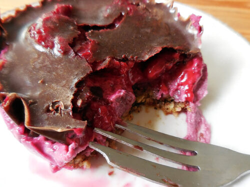 Ein Pfläumchen-Träumchen mit Schoko & Chia 5 Himbeer-Törtchen mit Schokohaube roh vegan, angeschnitten mit Himbeercreme