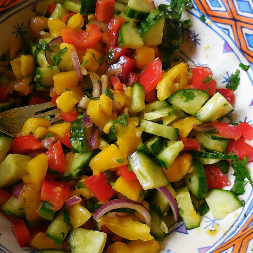 Exotischer Mango-Salat roh und vegan mit reifer Mango, Paprika und Koriander