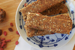 Startseite 11 Rohe Riegel nussfrei und glutenfrei aus Erdmandeln, Datteln und Feigen