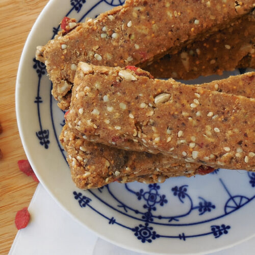 Rohe Riegel nussfrei und glutenfrei aus Erdmandeln, Datteln und Feigen