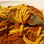 Rohe Tomatensauce auf Zucchini-Pasta