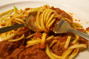 Rohe Tomatensauce auf Zucchini-Pasta