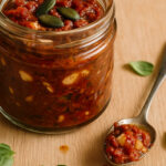 Rotes Pesto aus getrockneten Tomaten und Paranüssen im Glas