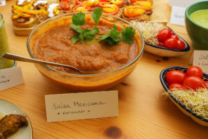 Salsa Mexicana in Glasschüssel mit frischem Koriander