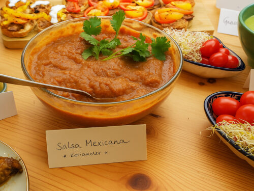 Salsa Mexicana in Glasschüssel mit frischem Koriander