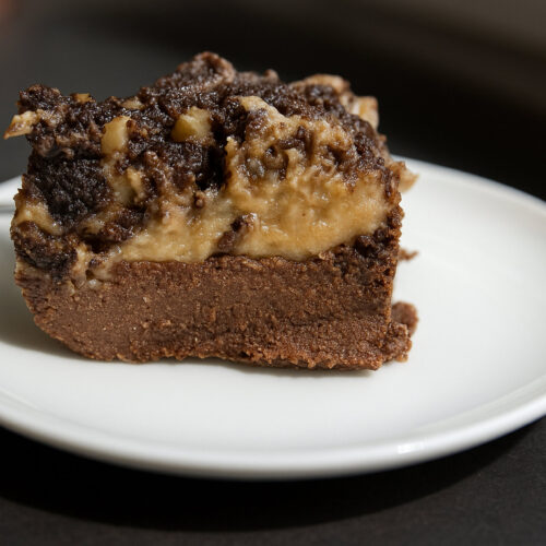 Schoko-Karamell-Kuchen 1 Roher Schoko-Karamell-Kuchen mit Schokostreuseln