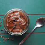 Rohes Schoko-Mousse im Glas mit Kakaonibs