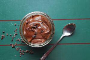 Rohes Schoko-Mousse im Glas mit Kakaonibs