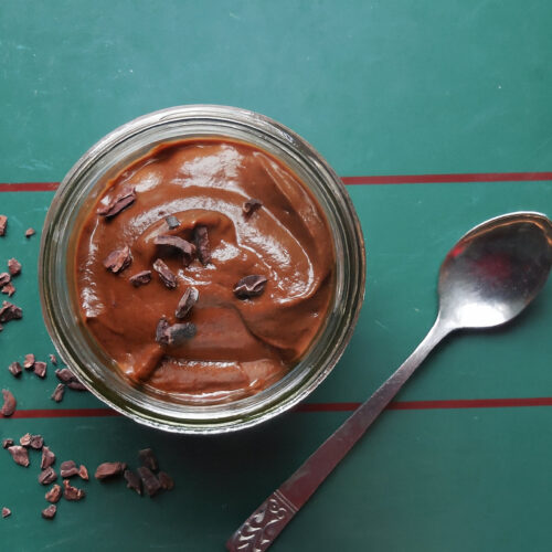 Rohes Schoko-Mousse im Glas mit Kakaonibs
