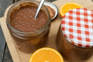 Schokoladen-Orangen-Pudding im Glas mit Orangenscheiben