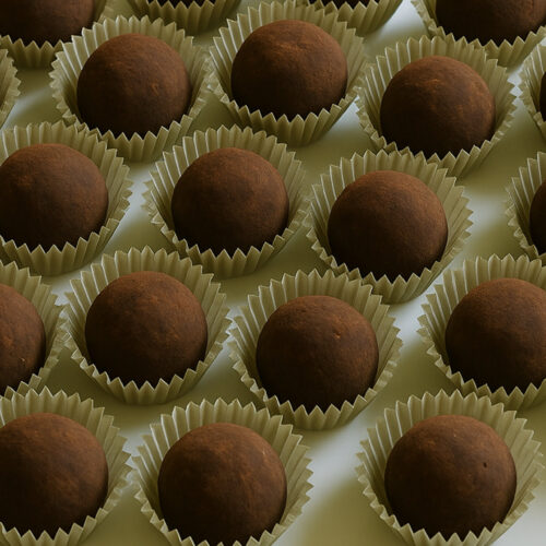 Schokoladen-Feigen-Pralinen mit Kakao bestäubt
