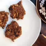 Spanische Frühstückskekse: Rohe Cookies aus dem Dörrgerät mit Kaffeetasse