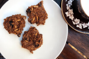 Spanische Frühstückskekse: Rohe Cookies aus dem Dörrgerät mit Kaffeetasse