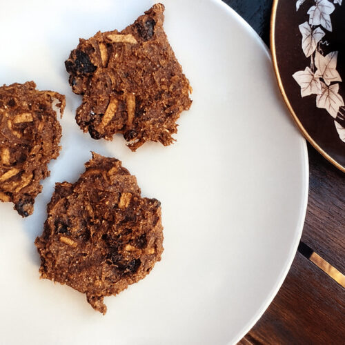 Spanische Frühstückskekse 1 Spanische Frühstückskekse: Rohe Cookies aus dem Dörrgerät mit Kaffeetasse