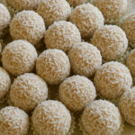 Vanille-Aprikosen-Pralinen in Kokosraspeln