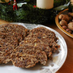 Weihnachtsstollen Essener Art in Scheiben vor dem Adventskranz