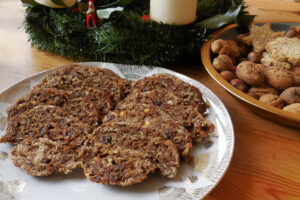 Weihnachtsstollen Essener Art in Scheiben vor dem Adventskranz