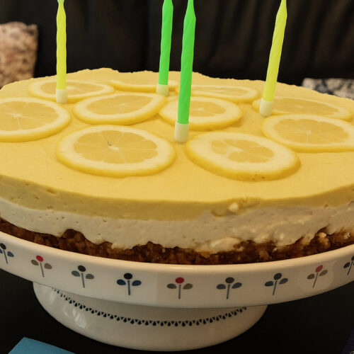 Roher Zitronen-Mango-Käsekuchen mit Zitronenscheiben auf Etagere