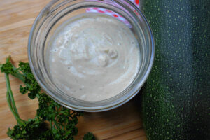 Zucchini-Hummus im Glas mit frischer Zucchini