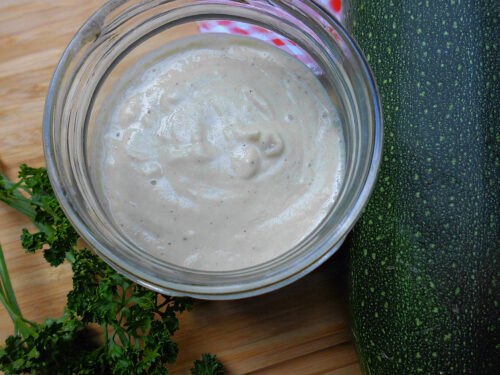 Zucchini-Hummus im Glas mit frischer Zucchini