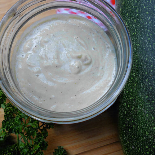 Zucchini-Hummus 2 Zucchini-Hummus im Glas mit frischer Zucchini