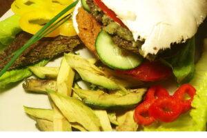 Rohkost Burger mit Portobello, Gemüse und Curry-Ketchup